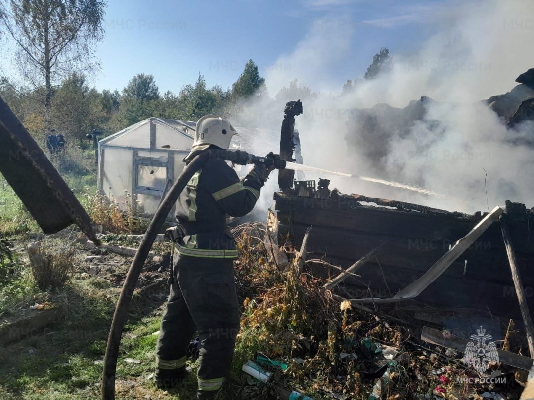 Пожарно-спасательное подразделение Ленинградской области ликвидировало пожар в г. Волхов